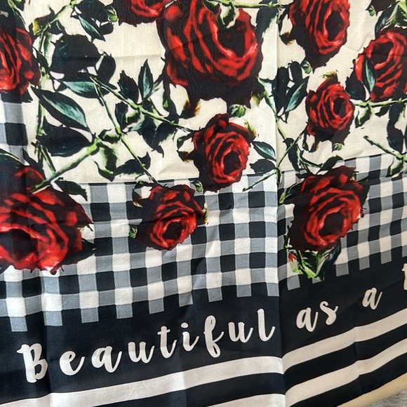 Clever carriage company  💯 silk scarf 46”x 46” nwot beautiful as a rose - Picture 8 of 15